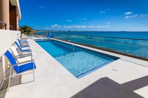 SeaDreams 1 - Luxury Condo with Shared Pool, Hot Tub, Rooftop Lounge Apartment in West Bay