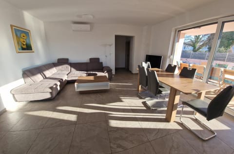 Communal lounge/ TV room, Game Room, TV and multimedia, Kitchen or kitchenette, Living room, Seating area, Dining area, dishwasher
