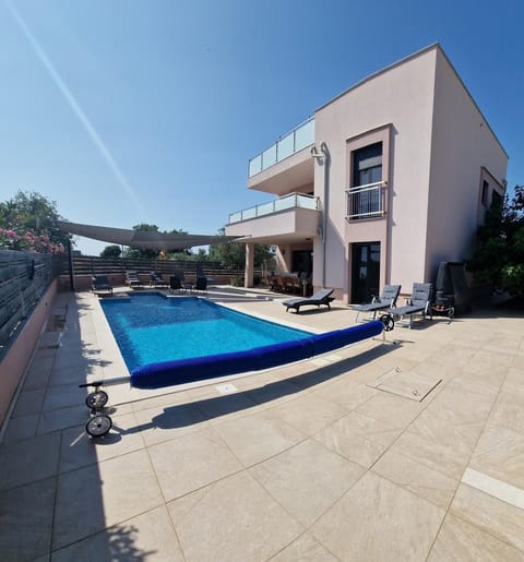 Property building, Table tennis, Lounge or bar, Swimming pool, sunbed