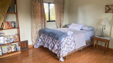 Bed, Library, Photo of the whole room, Bedroom, towels