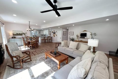 Kitchen or kitchenette, Living room, Seating area, Dining area, fireplace, pet friendly