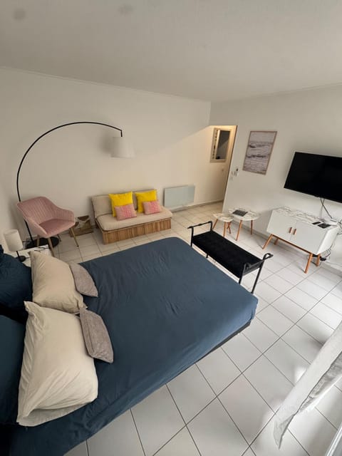 Communal lounge/ TV room, Bed, Living room, Photo of the whole room, Bedroom