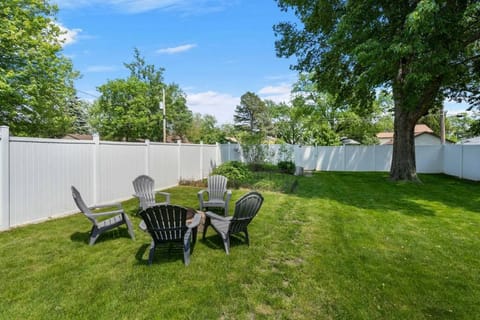 The Hideaway on Hazel- Luxury Smart Home w Hot Tub Casa in Ames