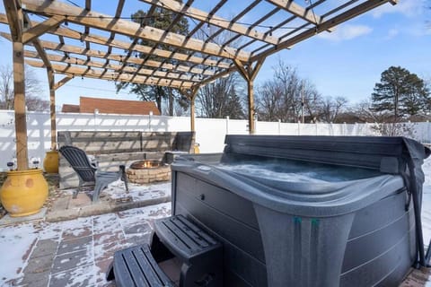 The Hideaway on Hazel- Luxury Smart Home w Hot Tub Casa in Ames