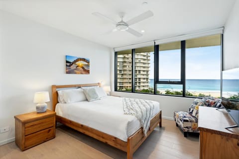 Glorious Ocean Views 2-Bed Pool & Amenities Apartment in Palm Beach