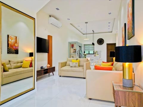 TV and multimedia, Living room, Seating area, Evening entertainment, air conditioner