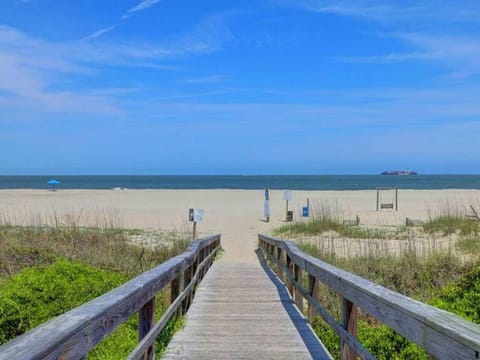 4 Minute Walk To North Beach! Classic Cottage! House in Tybee Island