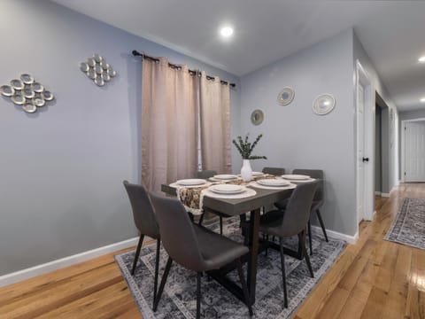 Spacious Retreat for 16 Your Perfect Group Getaway Appartement in Irvington