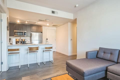 Chic and Modern Getaway with Gym 5 Min to Downtown Apartment in Boise