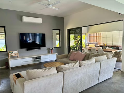 Communal lounge/ TV room, TV and multimedia, Living room, Seating area, Evening entertainment