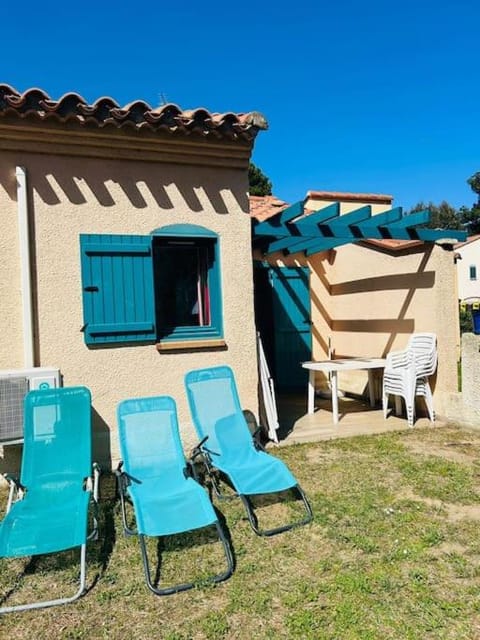 Patio, Day, sunbed