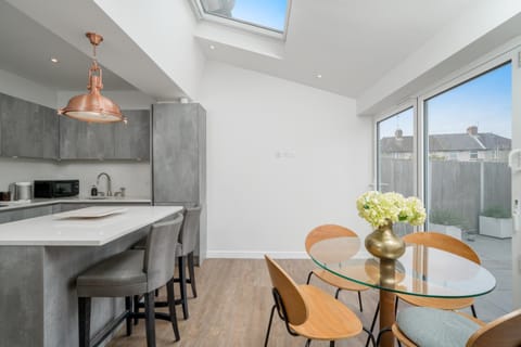 Urban Haven - Spacious 3-Bedroom Retreat Near Canary Wharf House in London Borough of Lewisham