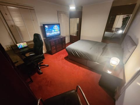 Bed, TV and multimedia, Photo of the whole room