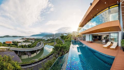 Property building, Patio, Nearby landmark, Day, Natural landscape, Lake view, Mountain view, Pool view, River view, Sea view, Swimming pool, sunbed