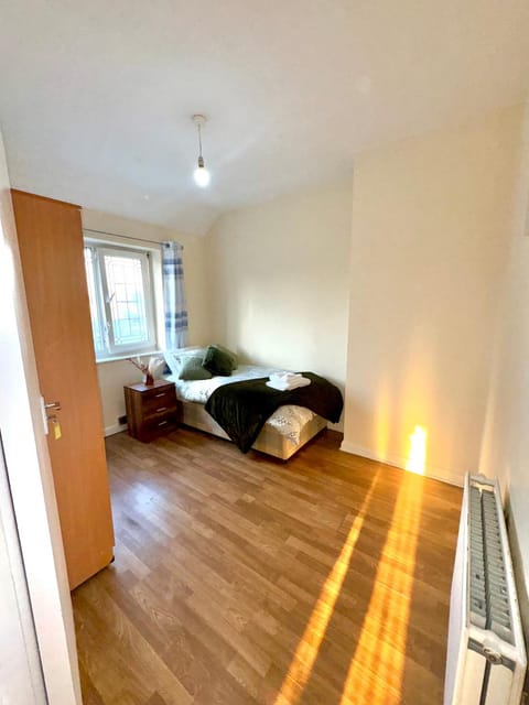 Dagenham Comfort House Apartment in Barking