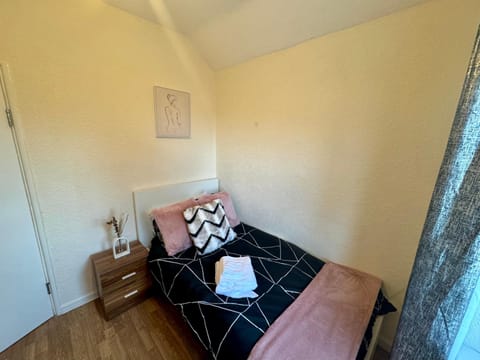 Dagenham Comfort House Apartment in Barking