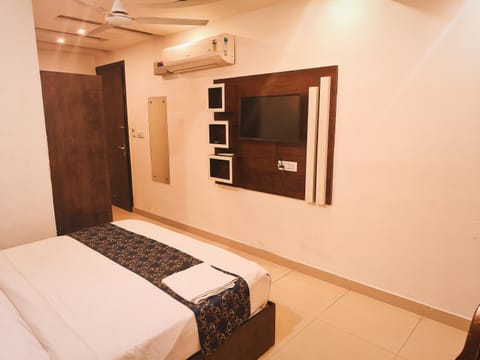 Hotel KDS Plaza International Bed and Breakfast in New Delhi