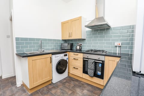 Spacious and Comfy 4 Bedroom House, Parking, Wifi House in Wirral