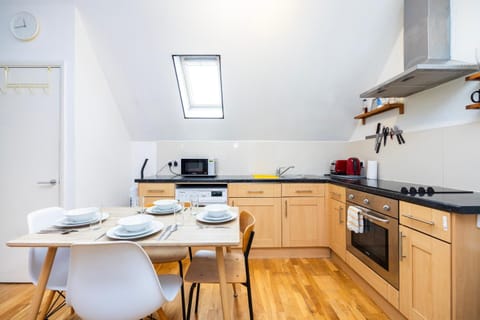 Vibrant Fresh Flat Near the Station - New Cross - Goldsmiths Apartment in London Borough of Southwark