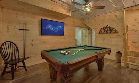 Experience Luxury and Serenity Just Minutes from Top Attractions Private Indoor Pool Hot Tub House in Pigeon Forge