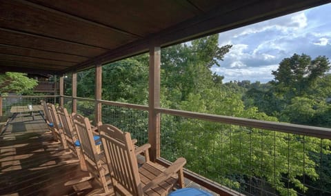 Experience Luxury and Serenity Just Minutes from Top Attractions Private Indoor Pool Hot Tub House in Pigeon Forge