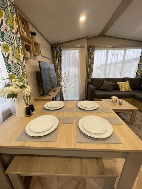 BRAND NEW 6 berth holiday home Apartment in Selsey