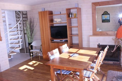 Communal lounge/ TV room, TV and multimedia, Dining area