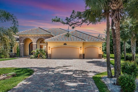 Peace River Waterfront Luxury Living - 5-BD w Pool House in Charlotte Harbor