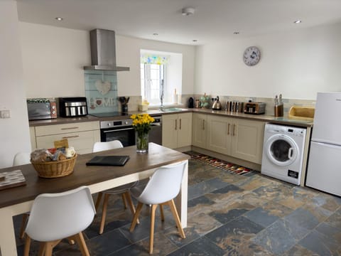 Dining area, kitchen