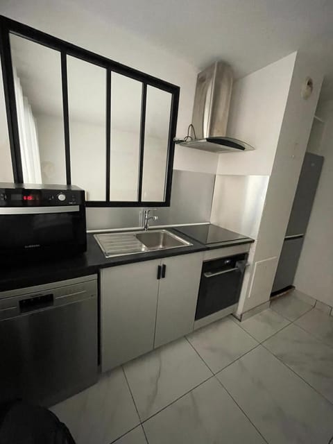 Kitchen or kitchenette, dishwasher, oven