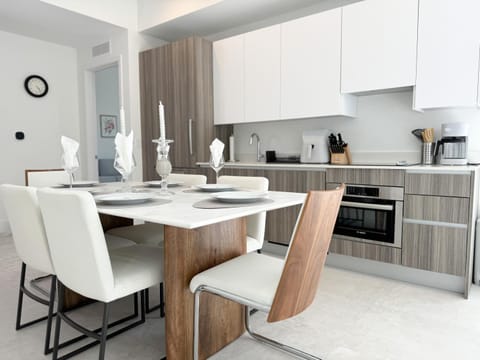 Kitchen or kitchenette, Seating area, Dining area