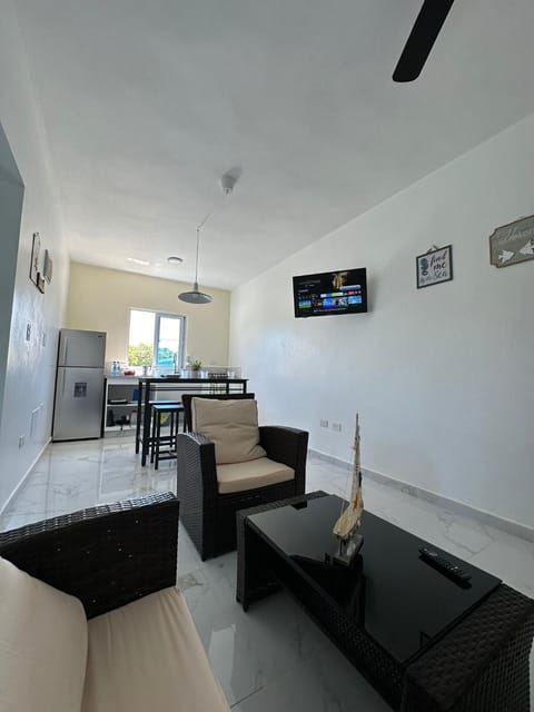 Communal lounge/ TV room, TV and multimedia, Living room, Seating area, Dining area