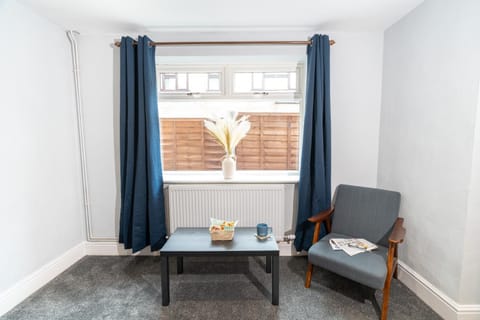 Stylish 4 bed - Contractor Stays, Parking, Wi-fi House in Walsall