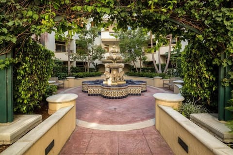 Cozy 2 Bedroom 2 Bathroom Condo with Pool, Gym, Spa Apartment hotel in Westwood