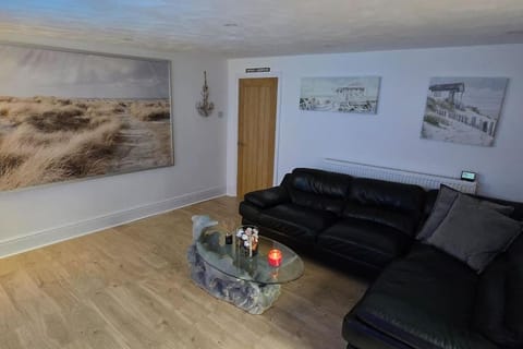 Welcome to the Beach House! Apartment in Rhôs-on-Sea