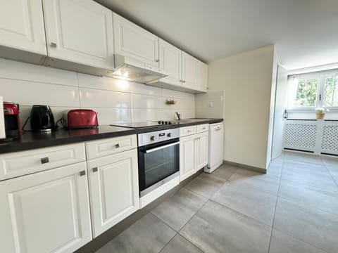 Coffee/tea facilities, Kitchen or kitchenette, dishwasher, oven, stove, toaster