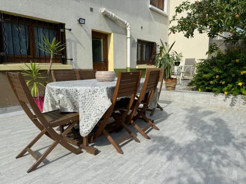 Patio, Day, Dining area