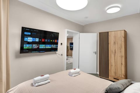 Bed, TV and multimedia, Bedroom, towels