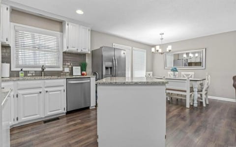 Kitchen or kitchenette, Dining area, dishwasher