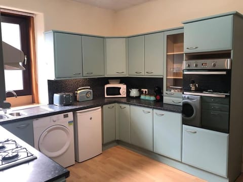 Coffee/tea facilities, Kitchen or kitchenette, oven, stove, toaster, washing machine, dryer