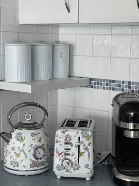 Coffee/tea facilities, toaster, kitchen