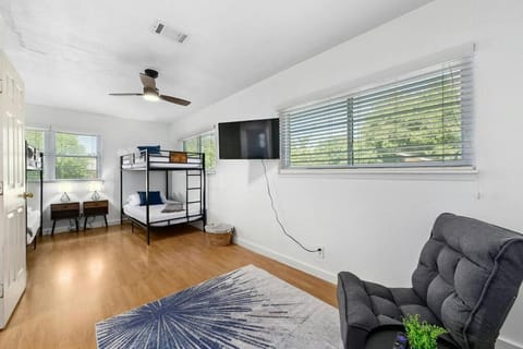 Luxury 5BD 5min DownTown Airport and Firepit BBQ Villa in Austin