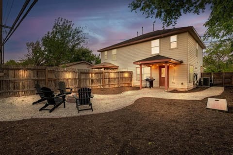 Luxury farmhouse - 10 min from DT - sleeps 10 House in South Congress