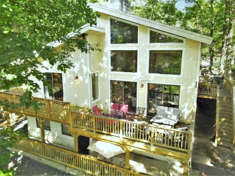 Property building, Patio, Day, View (from property/room), Balcony/Terrace, Dining area