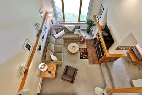 Woods Resort and Spa A7 - Cozy 2-Bedroom Condo with Skiing, Tennis, Spa, Hot Tub and Pool Access House in Mendon