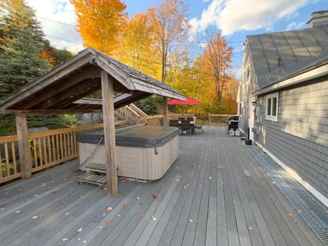 West Park Chalet - Large Vermont Ski Home - Great for Groups! Hot tub, games, ski lift ticket deals! House in Mendon