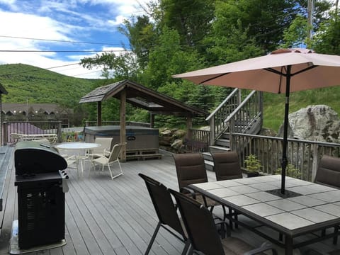 West Park Chalet - Large Vermont Ski Home - Great for Groups! Hot tub, games, ski lift ticket deals! House in Mendon