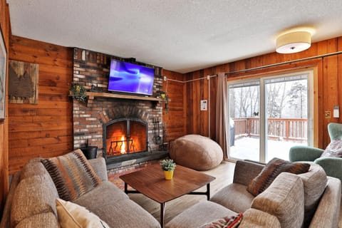 Tanglewood Vista - Great Group Ski Home Close to Mountain, Hot Tub, Sauna, Ski Lift Ticket Deals! House in Mendon