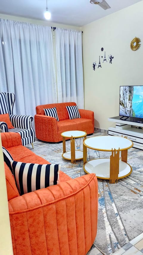 TV and multimedia, Living room, Seating area, Evening entertainment