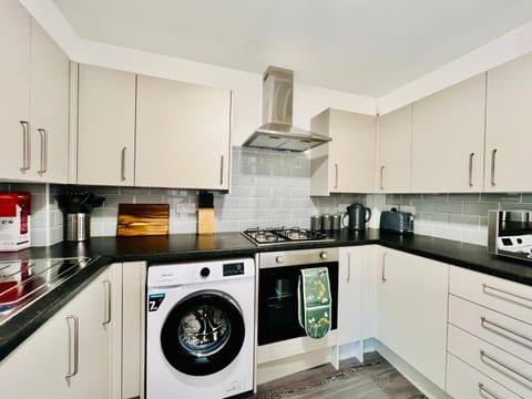 New!! Refurbished 4 Bedroom House in the Heart of Basildon I Weekly or Monthly Stay Offer I Free Parking I Sleeps 7 House in Basildon